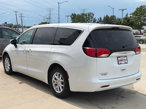 Used 2022 Chrysler Voyager LX FWD image 6