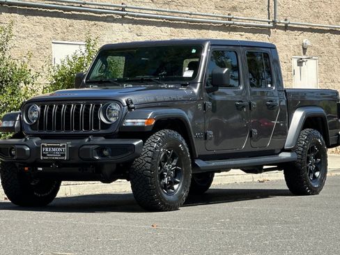 Used 2025 Jeep Gladiator Sport AWD/4WD image 7
