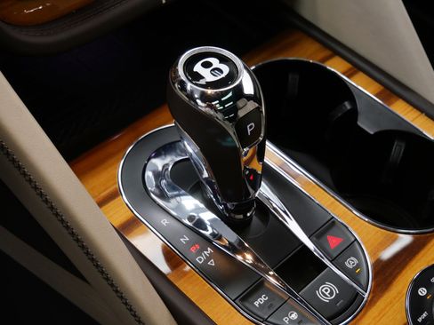 Used 2021 Bentley Bentayga Plug-In Hybrid AWD/4WD image 27