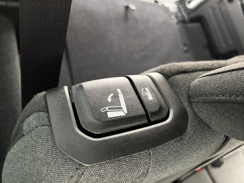 Used 2025 Jeep Wrangler Unlimited Sahara AWD/4WD image 21