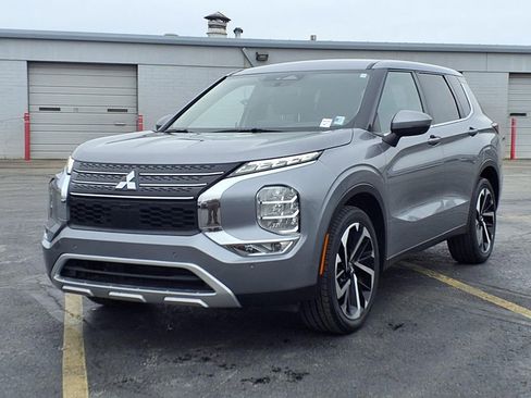 Used 2024 Mitsubishi Outlander SE image 2