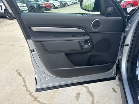 New 2024 Land Rover Discovery Dynamic SE image 10