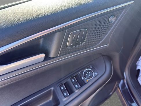 Used 2022 Ford Edge ST image 12