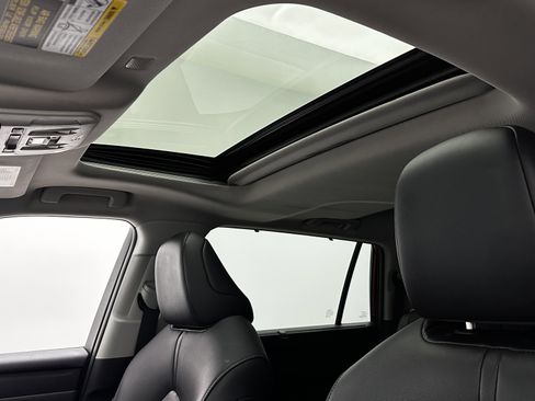 Used 2020 Toyota Highlander XLE image 5