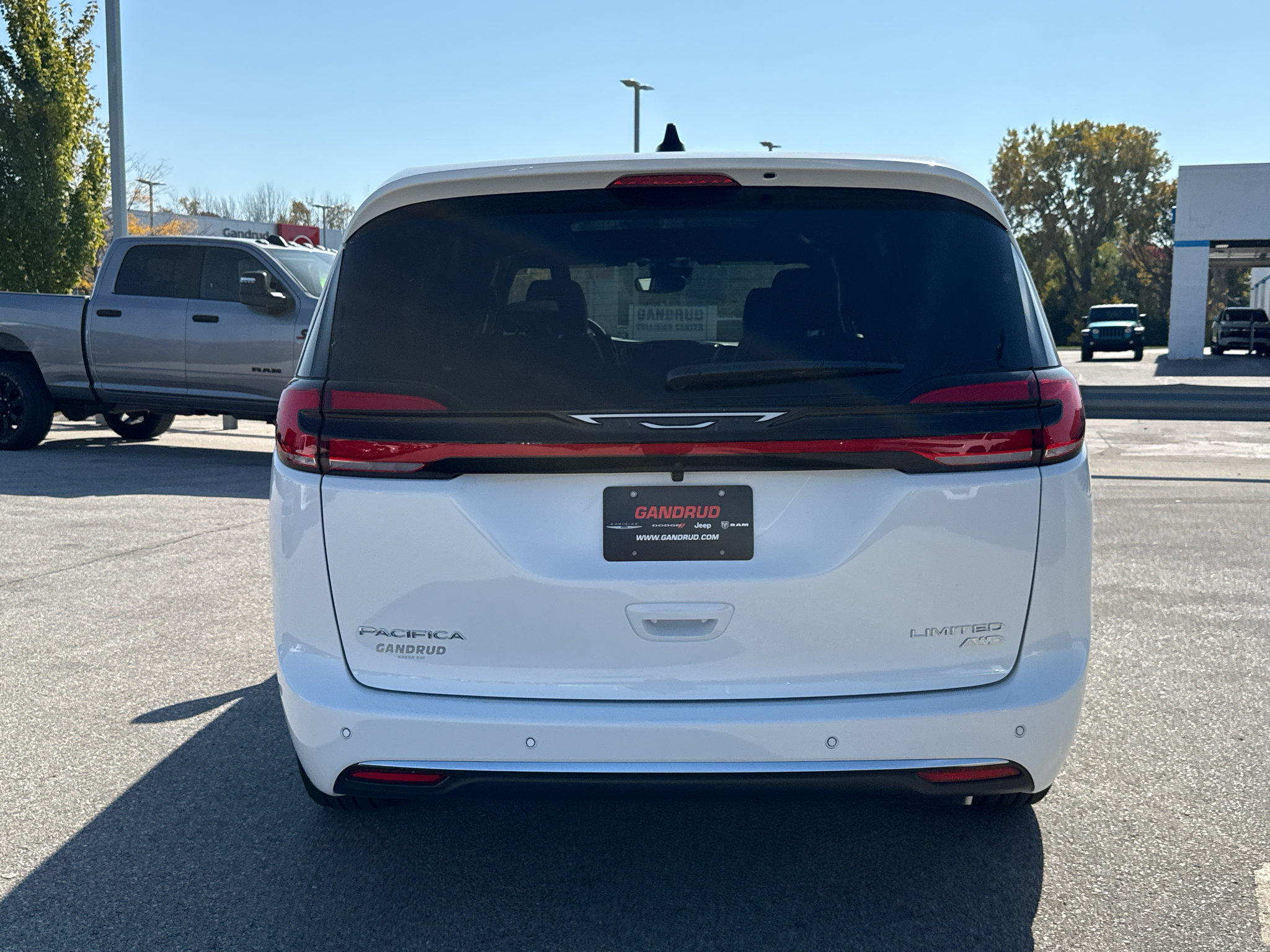 New 2027 Chrysler Pacifica Limited w/ Family Tech Group AWD/4WD image 3