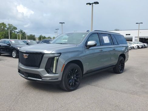 Used 2025 Cadillac Escalade ESV Sport w/ Touring Package AWD/4WD image 10