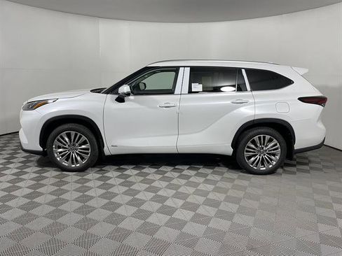 New 2026 Toyota Highlander Platinum AWD/4WD image 4
