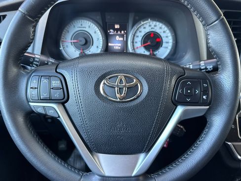 Used 2017 Toyota Sienna SE FWD image 11
