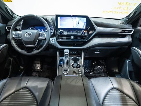 Used 2023 Toyota Highlander XSE image 13