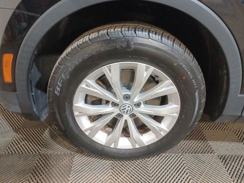 Used 2018 Volkswagen Tiguan SE w/ Panoramic Sunroof Package image 18