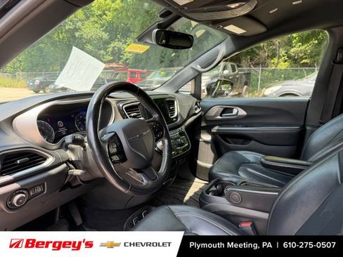 Used 2020 Chrysler Pacifica Touring-L AWD/4WD image 3