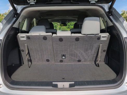 Used 2023 Toyota Highlander XLE FWD image 13