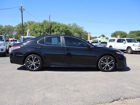 Used 2019 Toyota Camry SE FWD image 2
