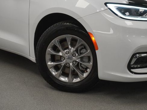 Used 2022 Chrysler Pacifica Touring-L AWD/4WD image 4