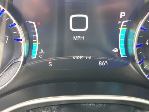 Used 2024 Chrysler Pacifica Touring-L FWD image 15