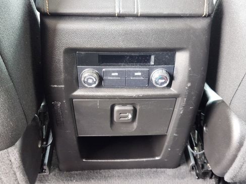 Used 2019 Chevrolet Traverse LT FWD image 31