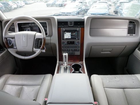 Used 2014 Lincoln Navigator 4WD image 10