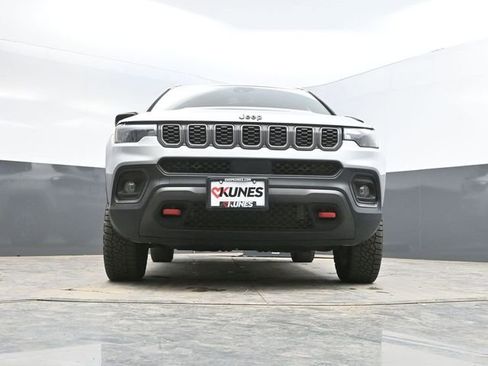 Used 2025 Jeep Compass Trailhawk AWD/4WD image 46