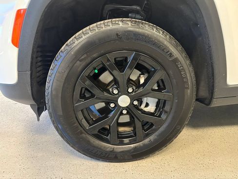 Used 2023 Jeep Grand Cherokee Limited AWD/4WD image 3