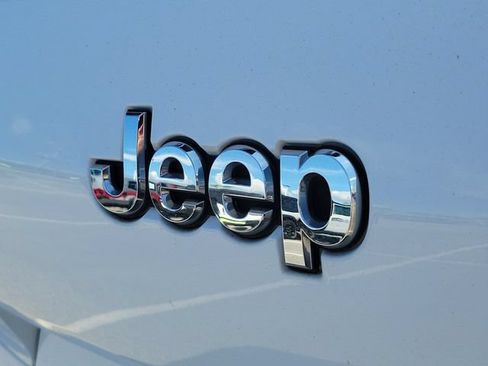 Used 2023 Jeep Grand Cherokee L Laredo RWD image 8