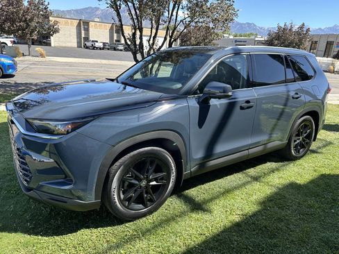 Used 2025 Toyota Grand Highlander AWD Hybrid image 11