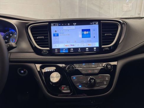 New 2026 Chrysler Pacifica Select image 10