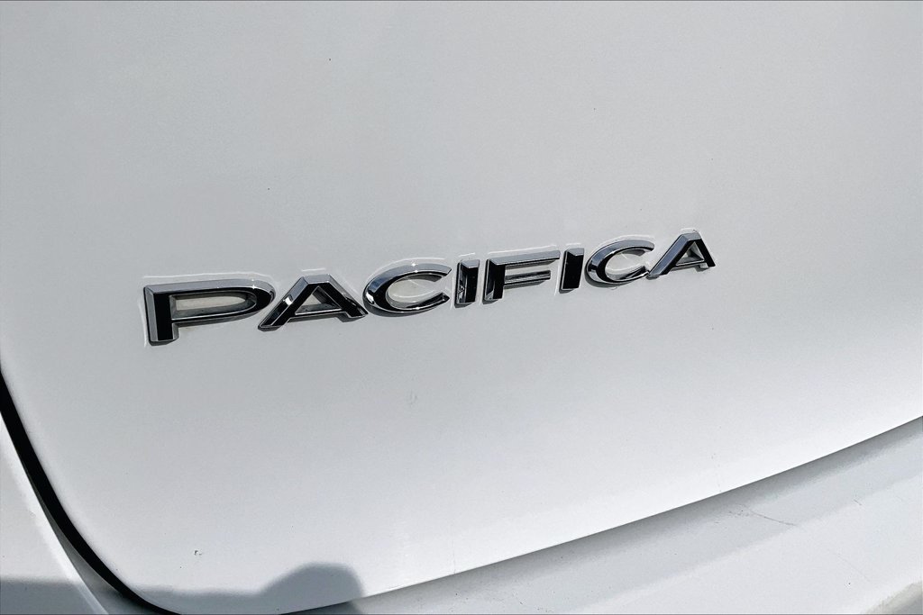 Used 2023 Chrysler Pacifica Touring-L FWD image 8