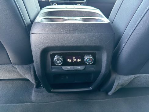 Used 2025 Chevrolet Traverse LT FWD image 16
