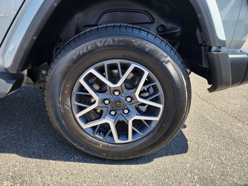 Used 2024 Jeep Wrangler Sahara image 9