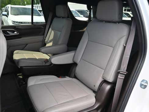 Used 2022 Chevrolet Tahoe LT w/ Luxury Package RWD image 8