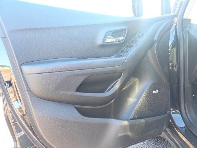 Used 2016 Chevrolet Trax LT w/ LT Sun and Sound Package AWD/4WD image 6