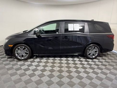Used 2025 Honda Odyssey Touring image 3