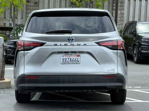 Used 2021 Toyota Sienna LE FWD image 5