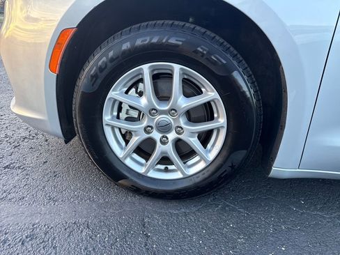 Used 2024 Chrysler Pacifica Touring-L image 29