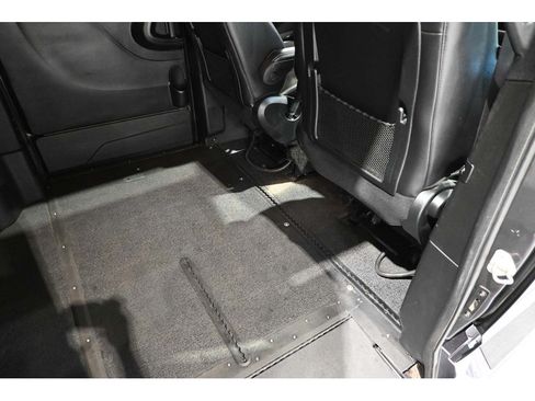 Used 2019 Dodge Grand Caravan SXT w/ Blacktop Package FWD image 19