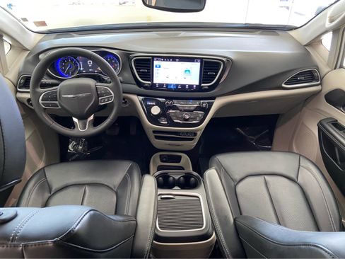 Used 2024 Chrysler Pacifica Touring-L FWD image 21