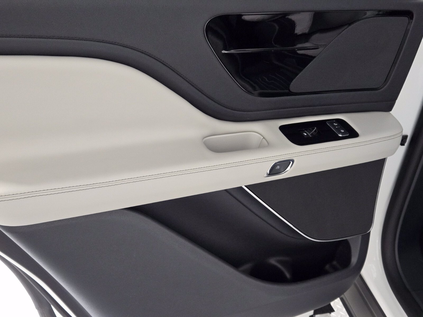 New 2026 Lincoln Aviator AWD w/ Jet Appearance Package image 24