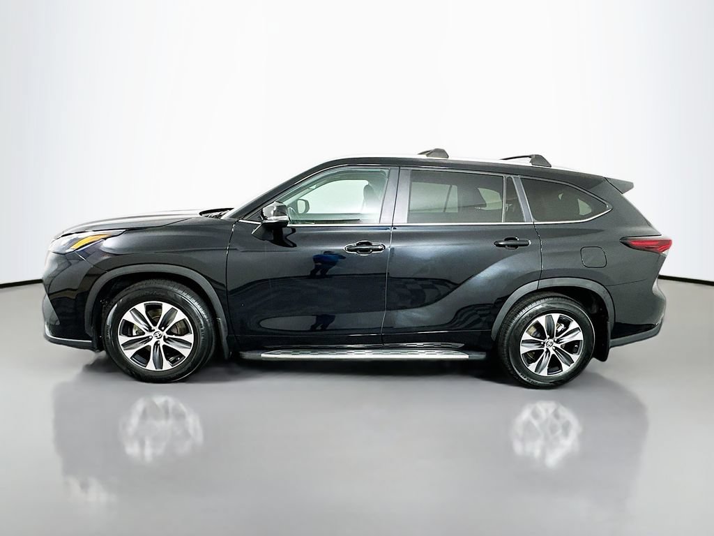 Used 2024 Toyota Highlander XLE FWD image 8