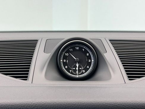 Certified 2025 Porsche Macan image 12