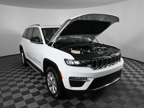 Used 2023 Jeep Grand Cherokee Limited w/ Luxury Tech Group II image 32