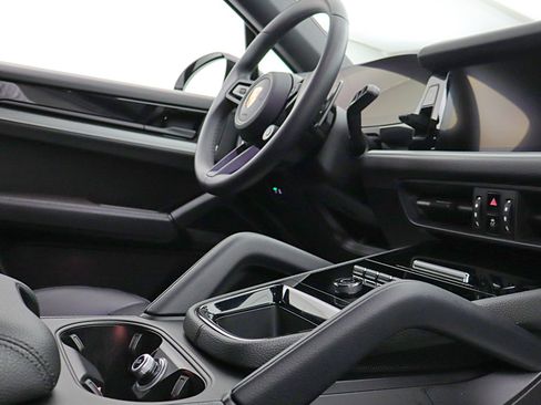Used 2024 Porsche Cayenne Coupe AWD/4WD image 25