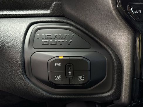 New 2026 RAM 2500 Laramie AWD/4WD image 18