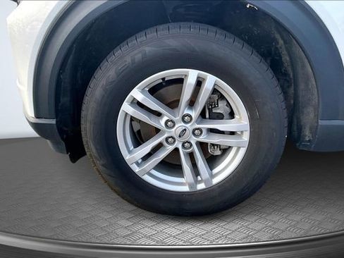 Used 2023 Ford Explorer XLT image 33