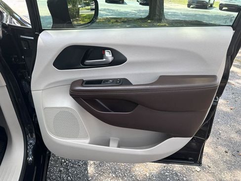 Used 2021 Chrysler Pacifica Touring-L w/ Premium & Safety Sphere Group FWD image 20