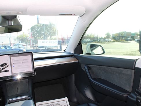 Used 2022 Tesla Model Y Long Range AWD/4WD image 22