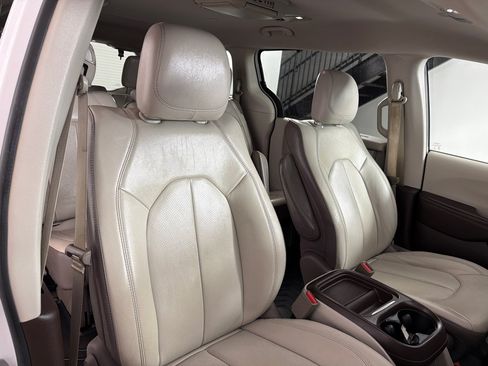 Used 2018 Chrysler Pacifica Touring-L FWD image 24