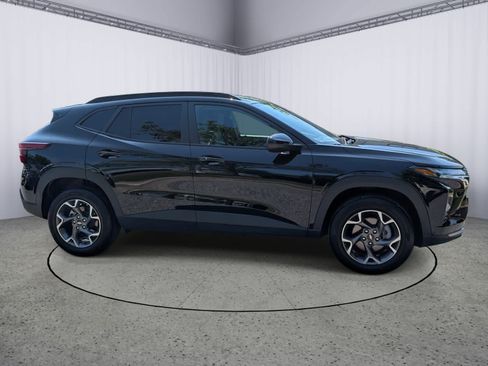 Certified 2025 Chevrolet Trax LT w/ Driver Confidence Package FWD image 2
