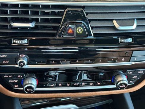 Used 2023 BMW 530e xDrive w/ Convenience Package image 19