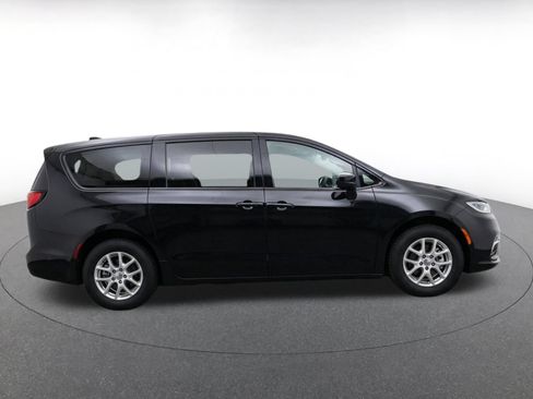 Used 2024 Chrysler Voyager LX FWD image 8