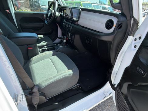 Used 2025 Jeep Wrangler Sport image 19